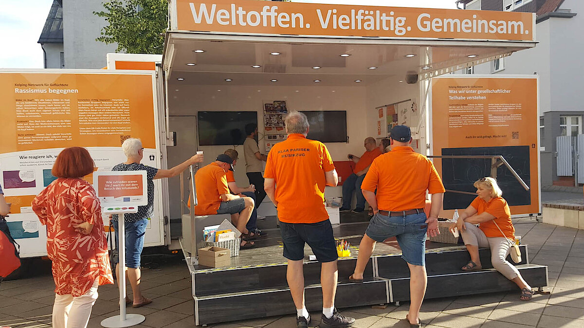 2022-07-12 Kolping Infomobil Integration Heddernheim Jeder kann die Sprachkompetenz junger Geflüchteter fördern